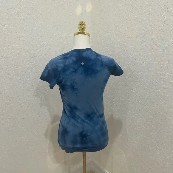lululemon athletica Women's Blue Patterned Tee - Picture 5 of 5